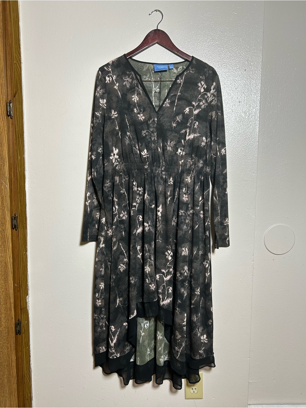 Simply Vera Vera Wang Black Gray Pink Floral Long Sleeve V-Neck Dress S: Large